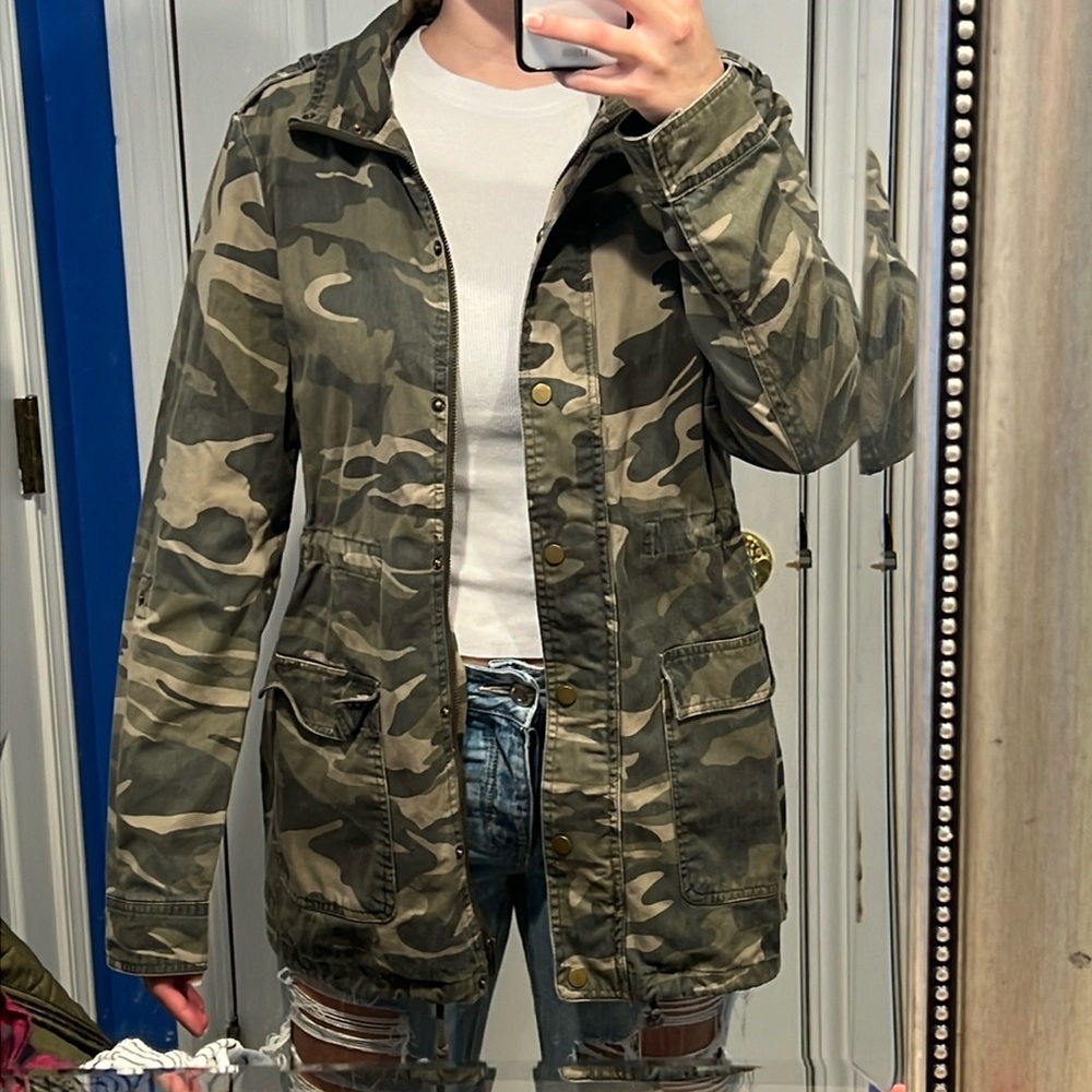 Signature Studio Women's Camouflage Jacket. Size Small.